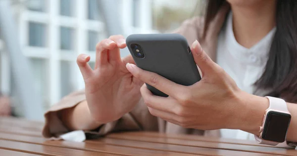 Vrouw Met Behulp Van Smartphone Terras — Stockfoto