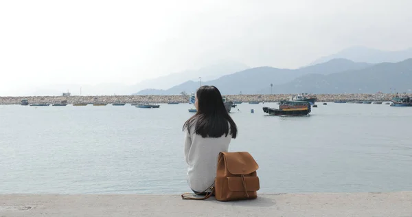Woman Traveler Enjoy View Sea — Stock Photo, Image