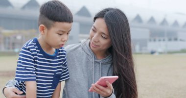 Anne oğlu ile Smartphone kullanarak 