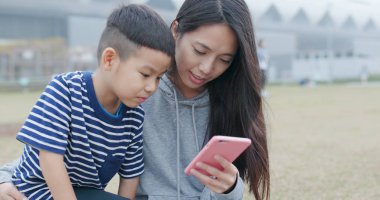 Anne oğlu ile Smartphone kullanarak 