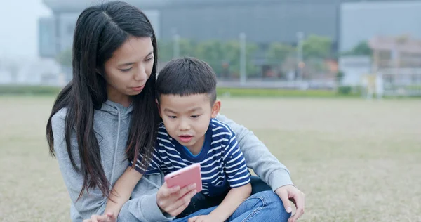 Мать Сын Общаются Мобильным Телефоном Городском Парке — стоковое фото