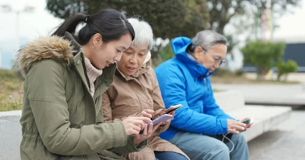 Família Asiática Usando Telefone Celular Rua — Fotografia de Stock