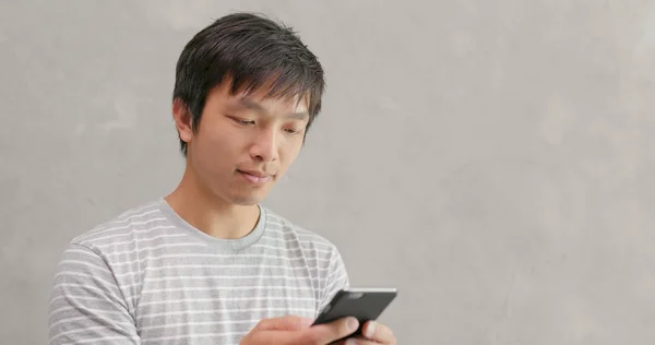 Man Som Använder Mobiltelefon — Stockfoto