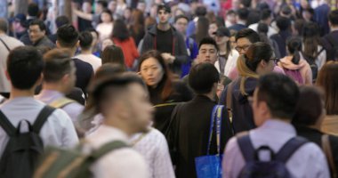 Causeway Bay, Hong Kong - 17 Mart, 2018: karşıdan karşıya geçerken geceleri Hong Kong'da insanlar kalabalık 