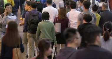 Causeway Bay, Hong Kong - 17 Mart, 2018: gece sokakta yürürken insanlar kalabalık 