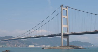 Ma wan, Hong Kong - 03 Nisan, 2018: Tsing ma asma köprü açık mavi gökyüzü ile 