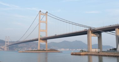 Ma wan, Hong Kong - 03 Nisan, 2018: Tsing ma asma köprü mavi gökyüzü ile 