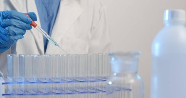 Laboratuvar teknisyeni deney yapıyor 