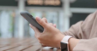 Cep telefonu açık restoranda kullanan kadın 