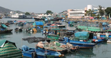 Cheung Chau, Hong Kong - 19 Nisan, 2018: balıkçı tekneleri ve liman Cheung Chau Adası'nda 