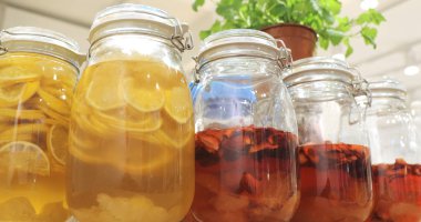 Komposto restoranda cam şişe 