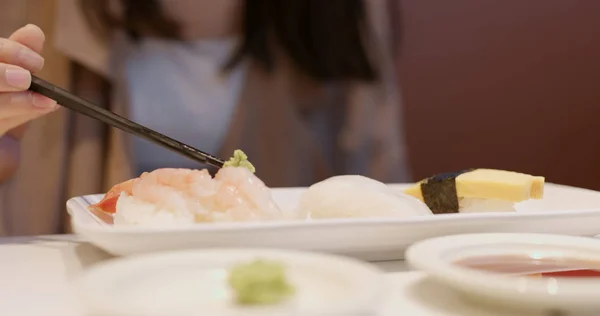 Mulher Comendo Sushi Restaurante Japonês — Fotografia de Stock