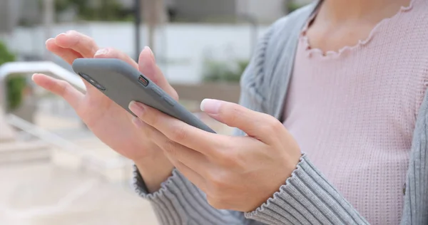 Frau Benutzt Handy Freien — Stockfoto