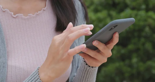 Frau Arbeitet Freien Smartphone — Stockfoto