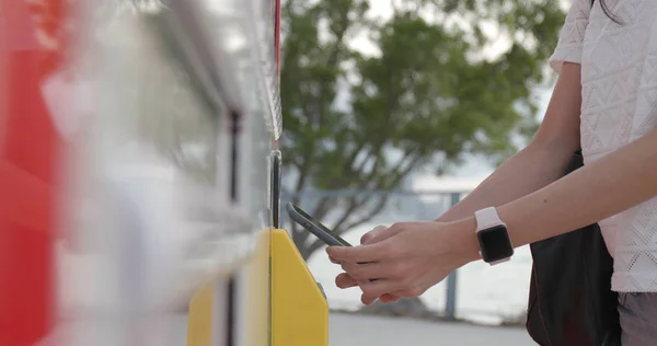 Woman Using Mobile Phone Pay Vending Machine — Stock Photo, Image