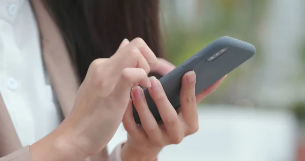 Zakenvrouw Met Smartphone Bij Buiten — Stockfoto