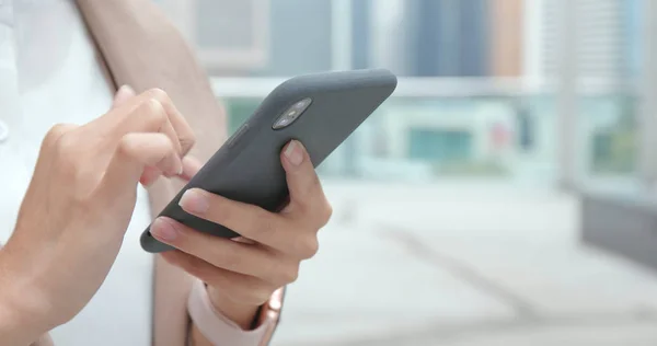 Mujer Usando Teléfono Móvil Aire Libre —  Fotos de Stock