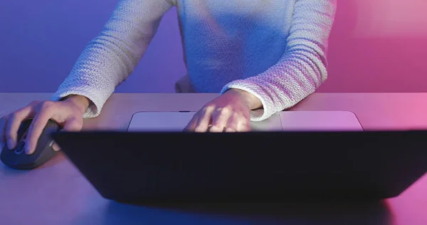 Vrouw Speelspel Laptopcomputer — Stockfoto
