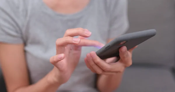 Frau Arbeitet Handy Aus Nächster Nähe — Stockfoto