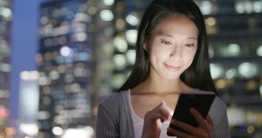 Smartphone vasıl kullanan kadın akşam açık 