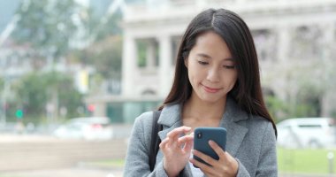 Hong Kong Smartphone kullanarak iş kadını 