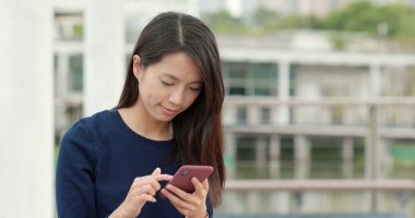 City açık cep telefonu kullanan kadın 