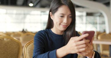 restoranda cep telefonu kullanan kadın 