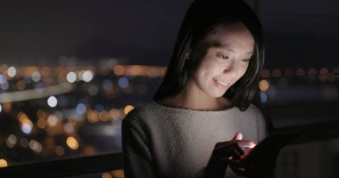 Kadın için Smartphone kullanarak çevrimiçi evde akşamları