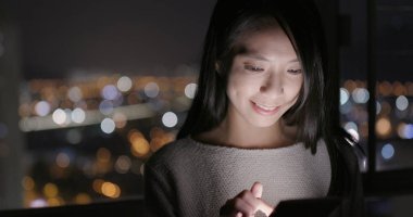 Kadın için Smartphone kullanarak çevrimiçi evde akşamları