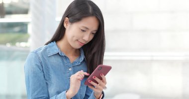 Cep telefonu için online mesaj kullanan kadın 