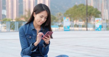 Cep telefonu açık Parkı'nda kullanan kadın 