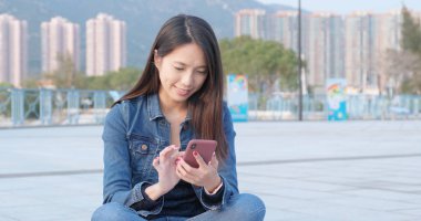 City açık cep telefonu kullanan kadın 