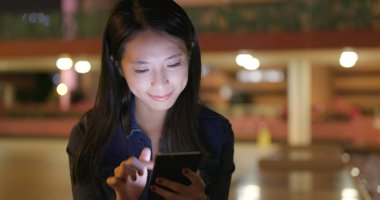 Genç kadın, açık istimal hareket eden telefon 