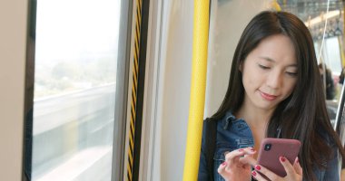 Trende Smartphone kullanan kadın 