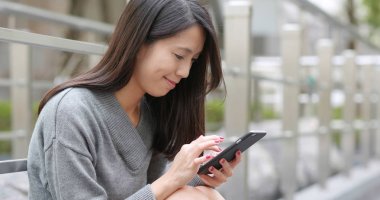 Genç smartphone, açık kullanan kadın 