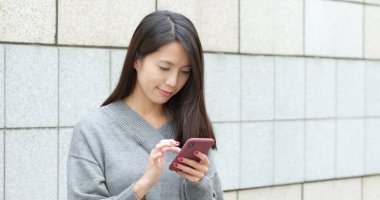 Online akıllı telefon kullanan kadın 