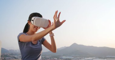 VR, açık oynayan kadın 