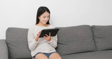 Dijital tablet bilgisayar kullanan kadın 