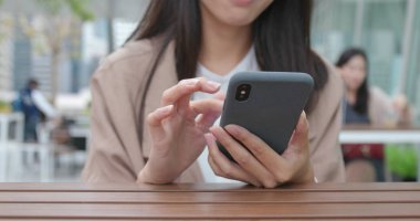 Cep telefonunuzun açık restoranda iş kadını 