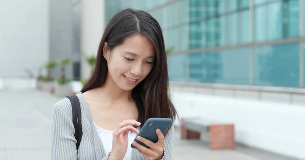 Young Woman Using Smartphone City — Stock Photo, Image