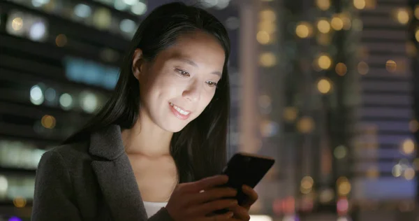 Empresária Asiática Usando Celular Noite — Fotografia de Stock