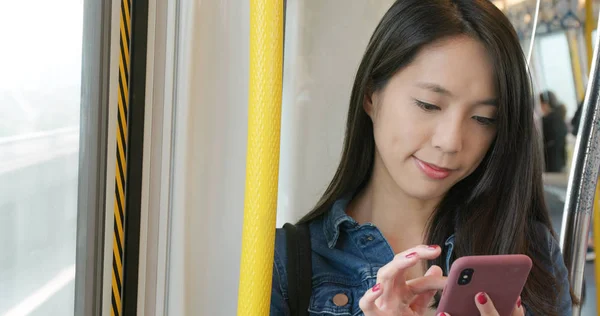 Tren Bölmesi Yanıtlama Müşteri Mesajı Için Cep Telefonu Kullanarak Cep — Stok fotoğraf
