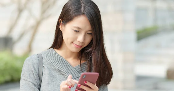 Frau Benutzte Handy — Stockfoto