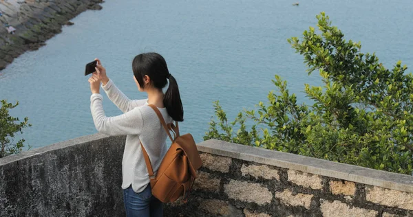 Frau Fotografiert Mit Dem Meer — Stockfoto