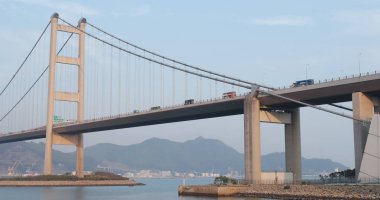Ma wan, Hong Kong - 03 Nisan, 2018: Tsing ma bridge açık mavi gökyüzü ile 