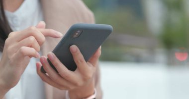 cep telefonu üzerinde çalışan kadın 