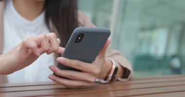 Cep telefonunuzun açık restoranda iş kadını 