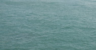 Tropikal mavi deniz ve dalgalar 