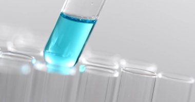 Sıvı test tüpüne bırakarak pipet 