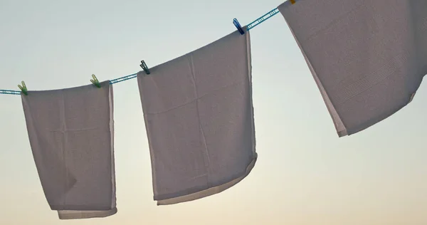 Λευκές Πετσέτες Ξήρανση Στο Ηλιοβασίλεμα — Φωτογραφία Αρχείου
